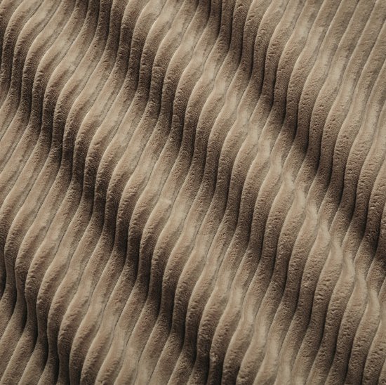 Textuur van bruine ribstof met verticale plooien.