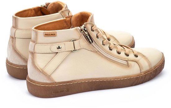 Twee crèmekleurige Pikolinos sneakers met veter, rits en gespdetail. Bruine zolen.