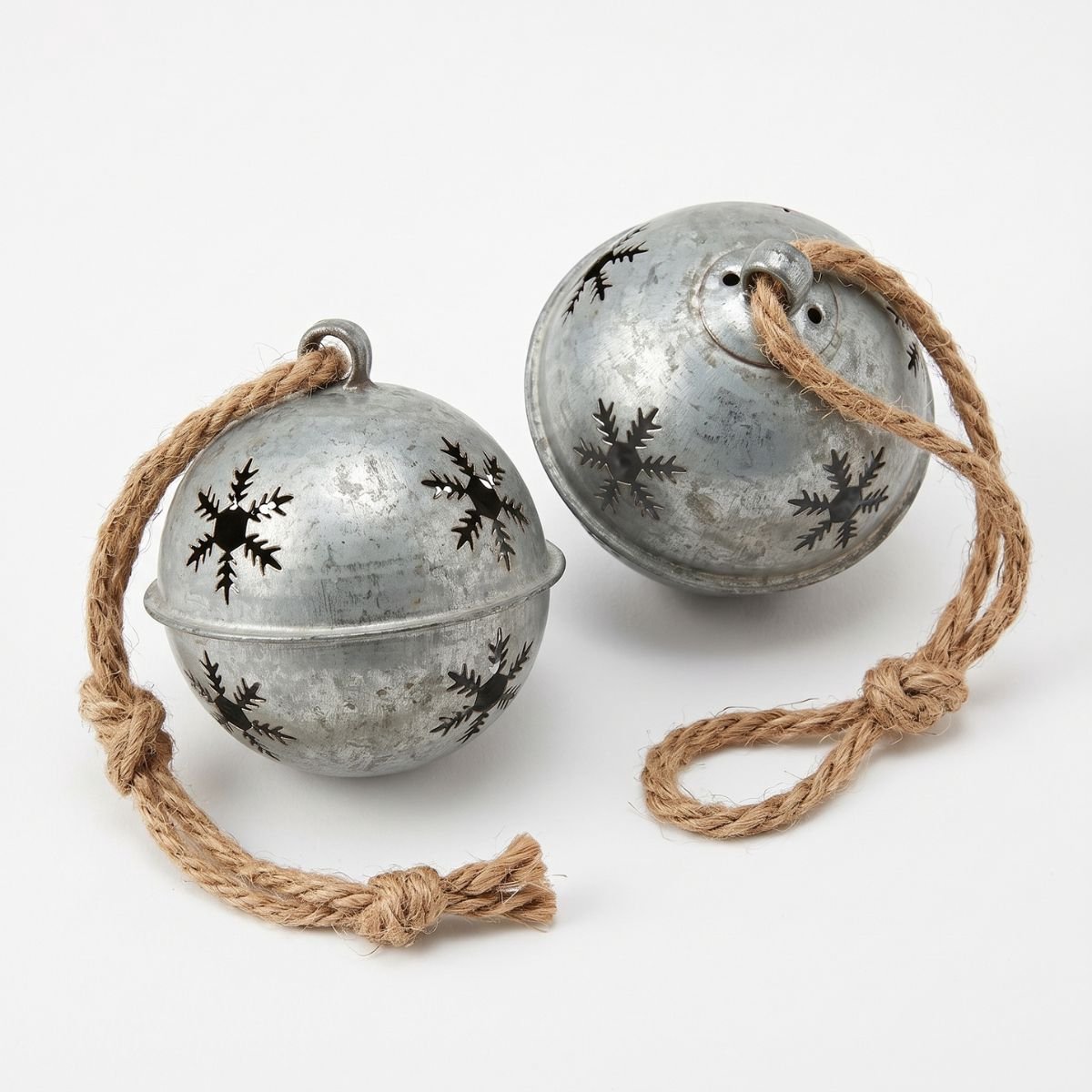 2x Verzinkte Kerstbal 8cm met Sneeuwvlokjes patroon en Jute Touw - Landelijke kerstdecoratie - Rinkelende kerstbellen