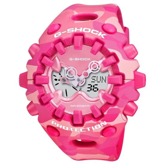 Roze G-Shock horloge met camouflageprint en een digitale display.