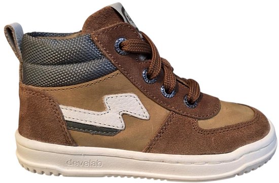 Bruine halfhoge sneaker met veters, beige en donkerblauwe accenten, en een witte zool.