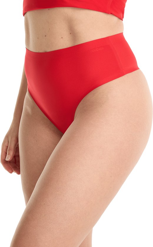 Rode high-waist string van Ten Cate, zichtbaar vanaf de zijkant.