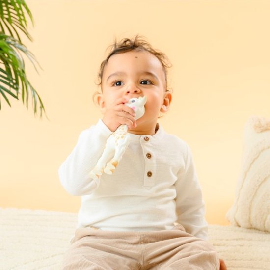 Sophie de giraf - Bijtspeeltje - Bijtspeelgoed - Baby speelgoed - Kraamcadeau - Babyshower cadeau - In wit geschenkdoosje met savannah kleuren - 100% natuurlijk rubber - Vanaf 0 maanden van Sophie de Giraf. — afbeelding 5