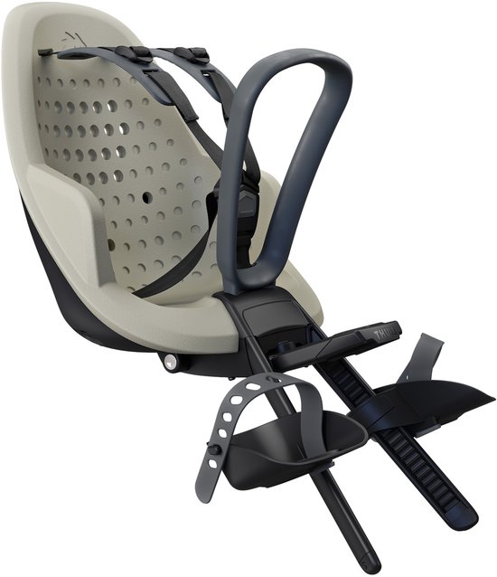 Siège vélo gris clair avec dossier perforé et sangles et repose-pieds noirs.