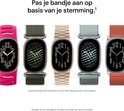 Vijf Fitbit Edge-horloges met verschillende bandjes: roze, groen, goud, blauw en oranje.