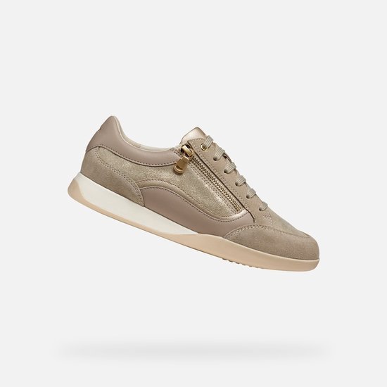 Beige Geox-sneaker in een zwevende positie, met veters, ritssluiting aan de zijkant en suède textuur.