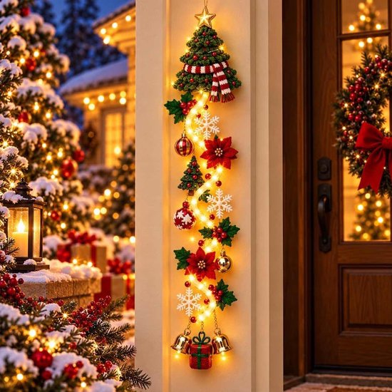 Verticale kersthanger met boom, lichtjes, kerstballen, sneeuwvlokken, poinsettia's, belletjes en een cadeau.