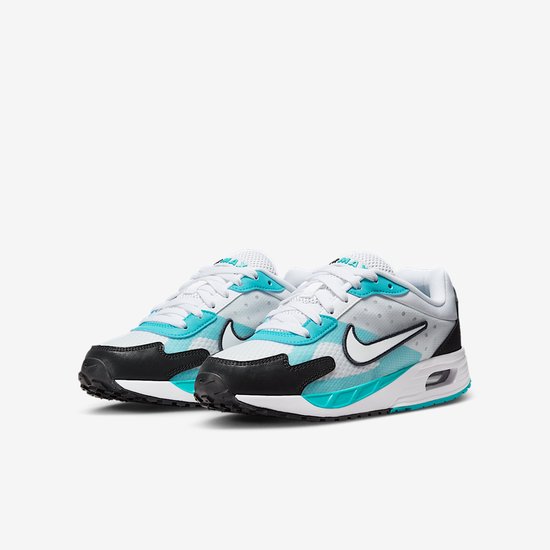 Driekwart aanzicht van een paar Air Max Solo sneakers in wit, zwart en turkooise.