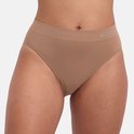 Beige naadloze slip van Bamboo Basics gedragen door een model.