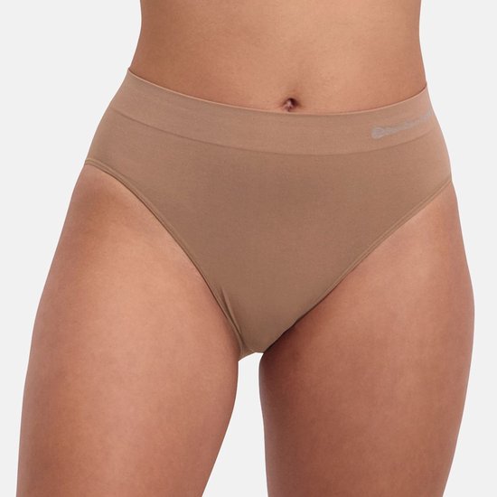 Beige naadloze slip van Bamboo Basics gedragen door een model.