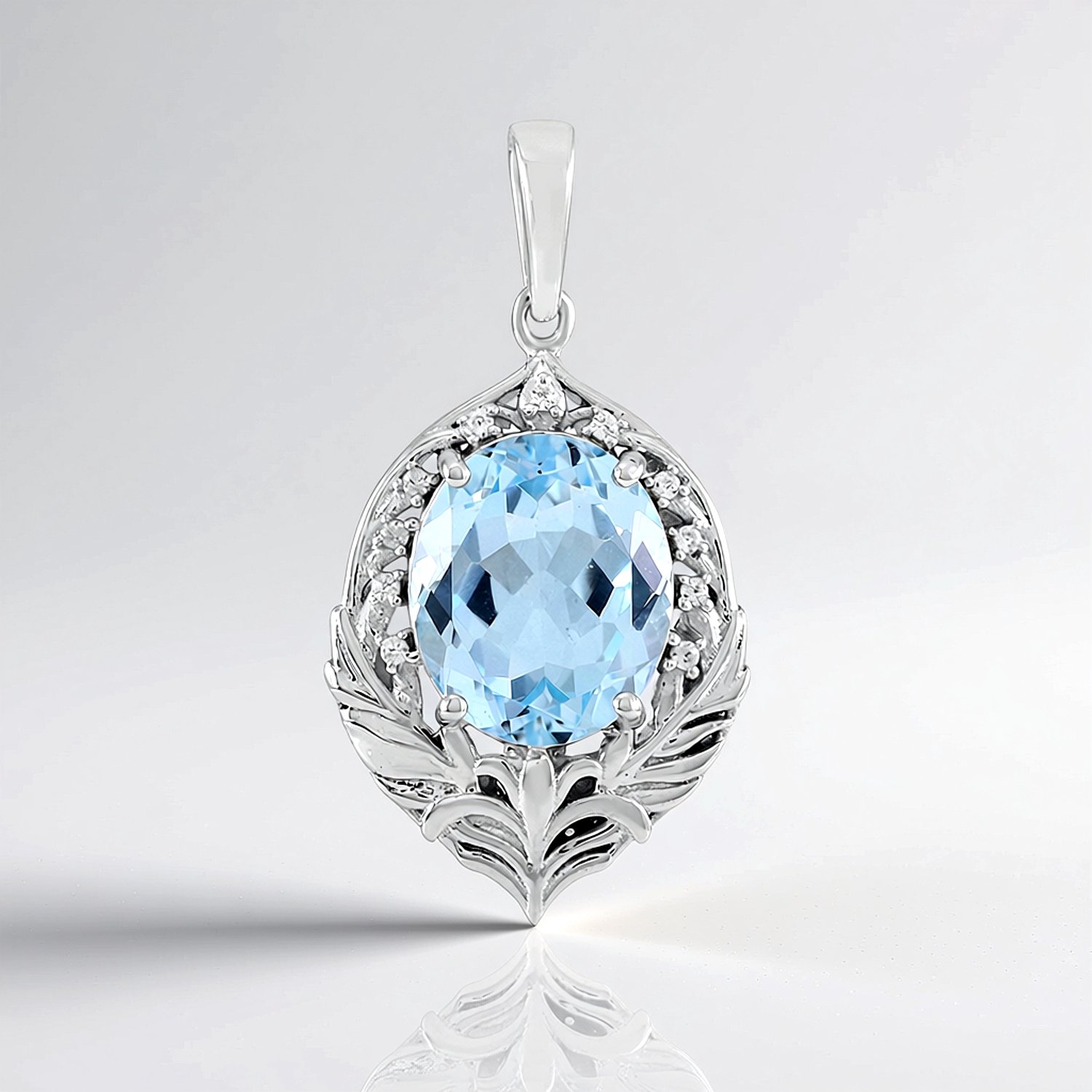 Hanger van hemelsblauwe topaas en gerhodineerd zilver