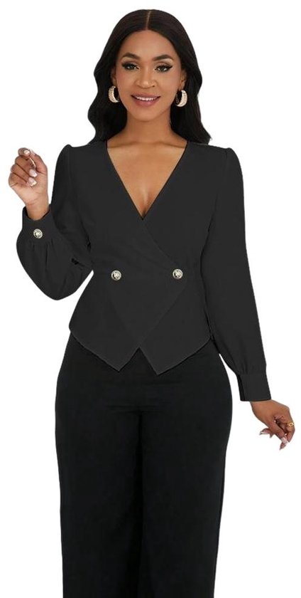 Model lacht en draagt een zwarte getailleerde blazer met V-hals, lange mouwen en gouden knopen.