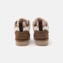 Aanzicht van de hiel van twee bruine UGG Lowmel sneakers met donkerbruine treklipjes en UGG-logo.