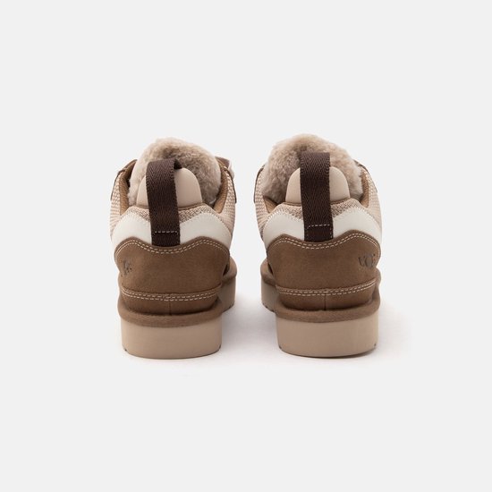 Aanzicht van de hiel van twee bruine UGG Lowmel sneakers met donkerbruine treklipjes en UGG-logo.