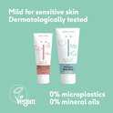 Twee tubes Naïf babyverzorging op mintgroene achtergrond. Rechts: 2-in-1 Shampoo Body Wash. Links: Baby Cream.