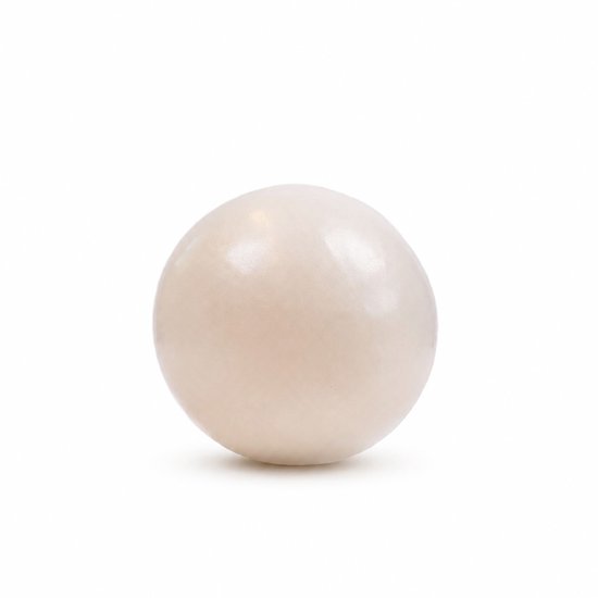 Gladde, zandkleurige pilatesbal op een witte achtergrond.