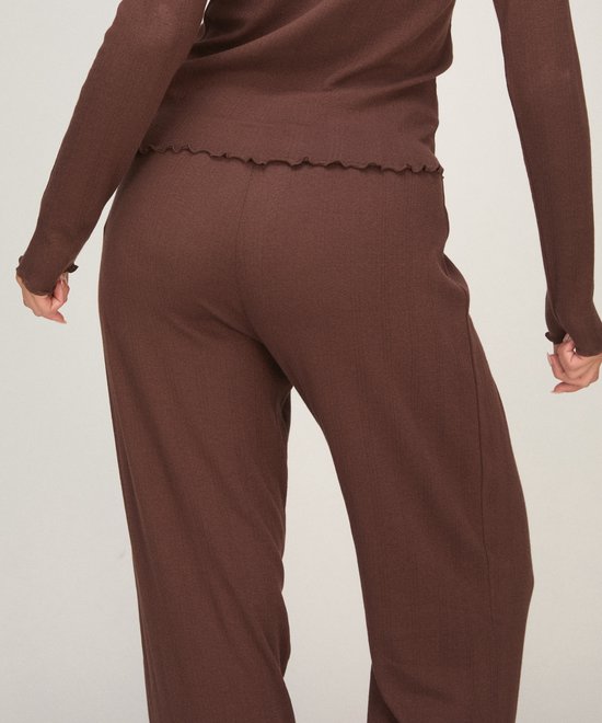 Achteraanzicht van een bruine geribbelde pyjamabroek en bijpassend shirt met golvende zomen.