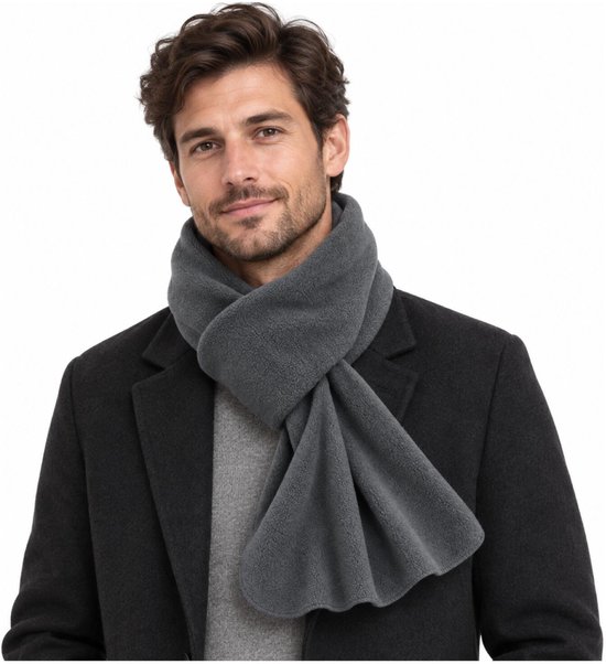 Man in een donkere jas met een donkergrijze fleece sjaal, geïsoleerd op wit.