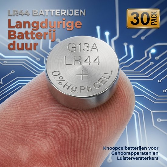 Een vinger houdt een LR44-knoopcelbatterij vast uit een voordeelverpakking van 30 stuks.