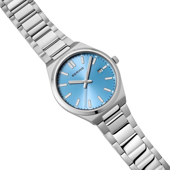 Bering horloge met lichtblauwe wijzerplaat en een glanzende zilverkleurige stalen band.