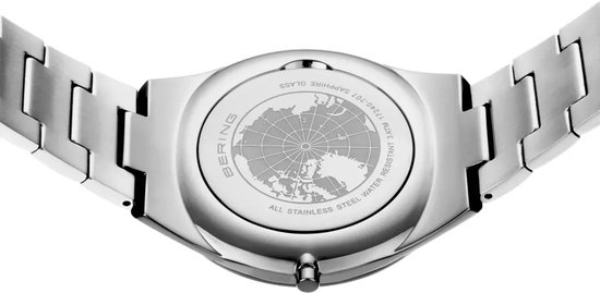 Achterkant van een zilverkleurig horloge met inscriptie BERING en een wereldkaart.