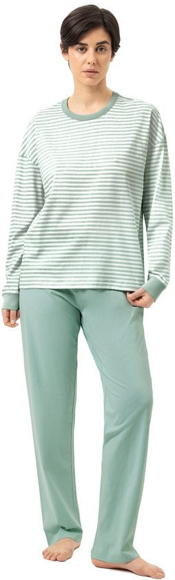 Model staat in een Mey pyjamaset met een groen-wit gestreept shirt met lange mouwen en een saliegroene broek.