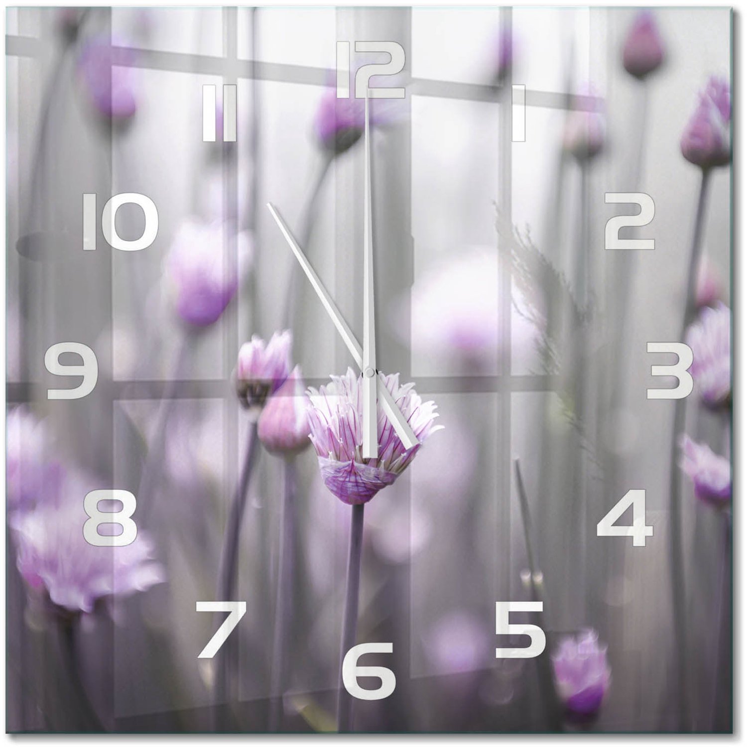 TULUP Wandklok - Bieslookbloemen Klok Glas Met Opdruk - 60x60 cm - Paars Moderne Wandklok Glas - Witte handen - Vierkante Klok - Decoratieve Glazen Klok - Glazen Wandklok Design