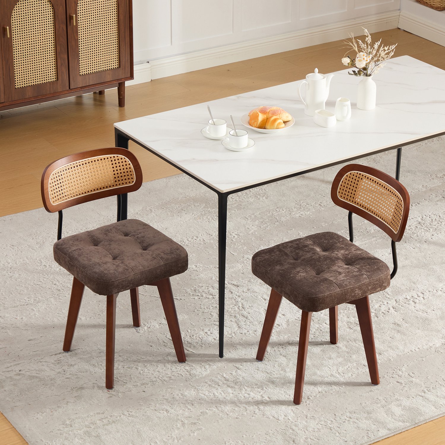 HAUSS SPOLE Eetkamerstoelen - Set van 2 - 360 Graden Draaibaar - Rotan Rugleuning en Chenille Zitting - Voor Eetkamer en Slaapkamer - Bruin