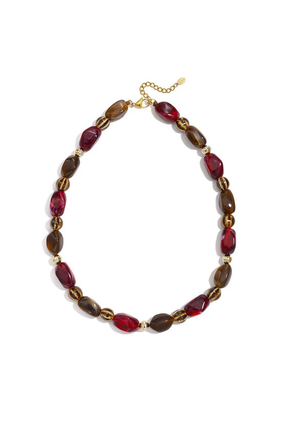 Goudkleurige ketting met rode en bruine kralen in diverse vormen en gouden accenten.