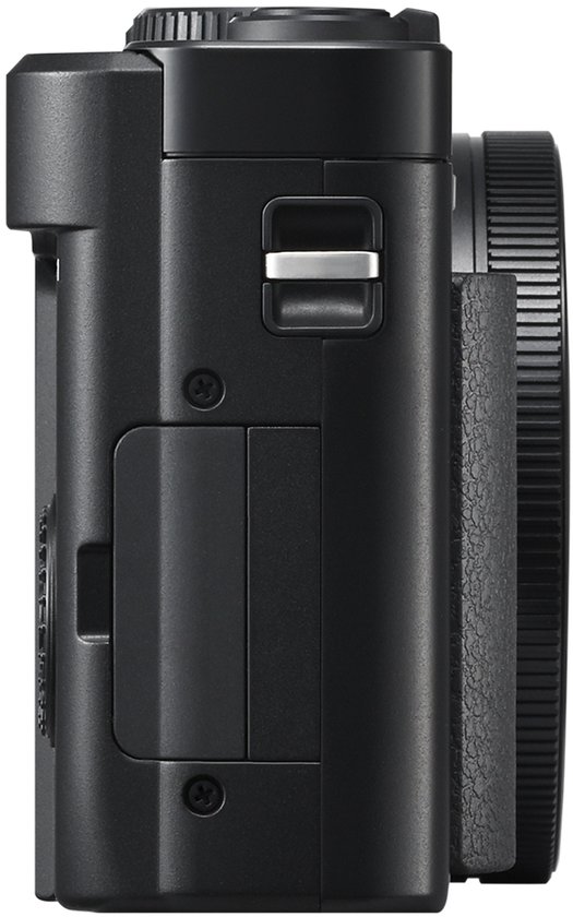 Zijkant van een zwarte Panasonic Lumix compactcamera met een metalen hendel en deksel.