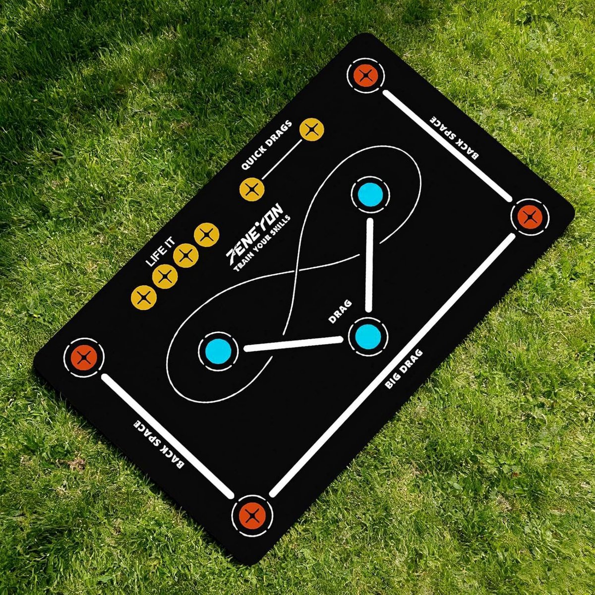 Voetbal‑trainingsmat (behendigheidspad), afmetingen 80 × 120 cm, multicolor, antislip en stil ontwerp voor het oefenen van balvaardigheid.