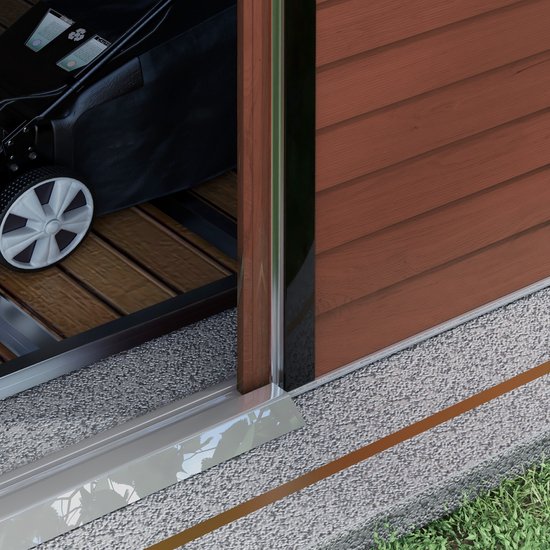 Detail van een schuifdeur van een bruin tuinhuis, met grasmaaier binnen.