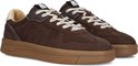 Bruine suède sneakers met witte veters en opvallende stiksels.
