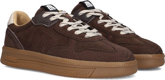 Bruine suède sneakers met witte veters en opvallende stiksels.