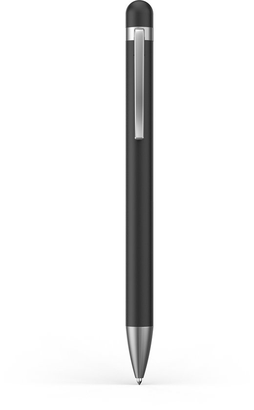 Zwarte pen met zilverkleurige clip, dop en punt. De pen staat rechtop.