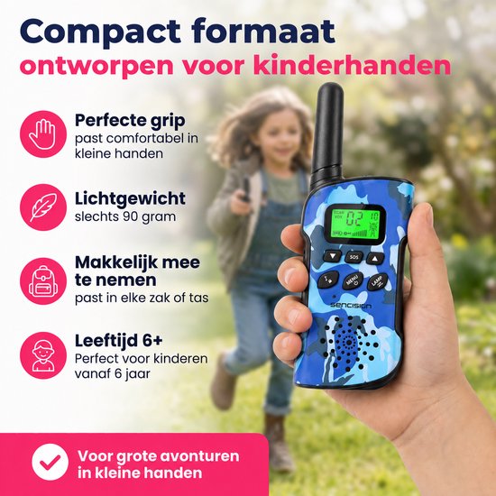 Close-up van een hand die een blauwe camouflage walkie talkie vasthoudt. Een kind loopt op de achtergrond.