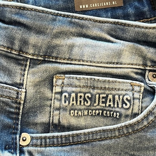 Zak van spijkerbroek met "CARS JEANS DENIM DEPT EST82" erop.