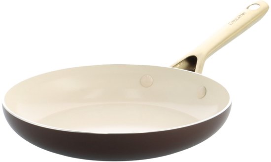 Bruine koekenpan met crème antikleeflaag en gouden handvat. "GREENPAN" logo op handvat.
