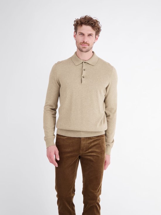 Model draagt een beige gebreide polotrui van Lerros met bruine corduroy broek.