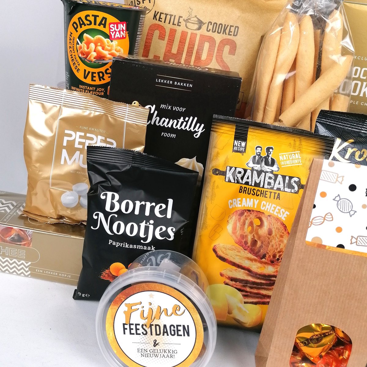 Kerstpakket "De Baron" - Chique Zwart Goud Kerstpakket - Complete Geschenkdoos met Borrelhapjes, Broodmix, Toffees & Cappuccino - Luxe Kerstcadeau Personeel & Relaties - 21-Delig Eindejaarscadeau – foto 4