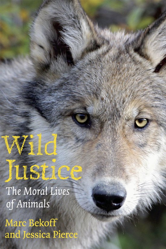 Boek kaft met close-up van een wolf, 'Wild Justice, The Moral Lives of Animals' door Marc Bekoff en Jessica Pierce.