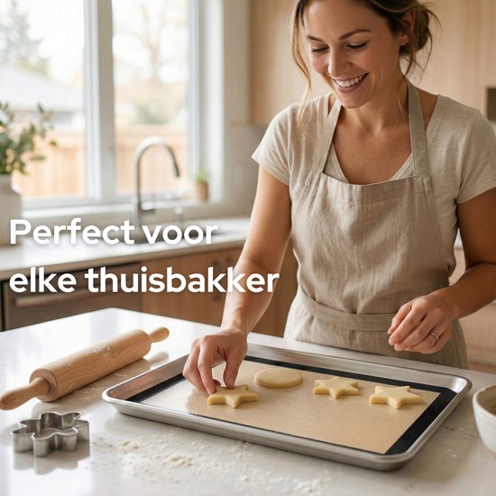 Een lachende vrouw in schort legt ster-vormige koekjes op een bakmat op een bakplaat.