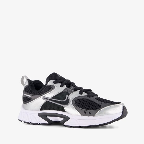 Schuine voorzijde van zwart-zilveren Nike sneaker met mesh en witte zool.