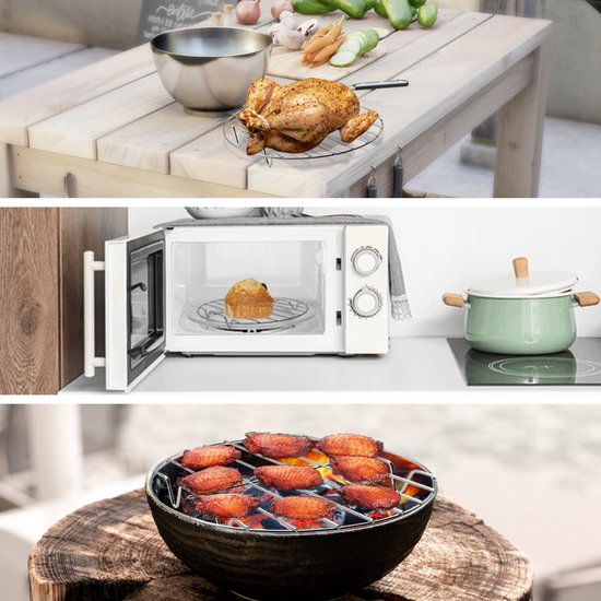 Een geroosterde kip op een rooster op een tafel, een muffin in een magnetron en kippenvleugels op een rooster boven kolen.