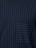 Close-up van een donkerblauw gestreept T-shirt met borstzakje met horizontale strepen.