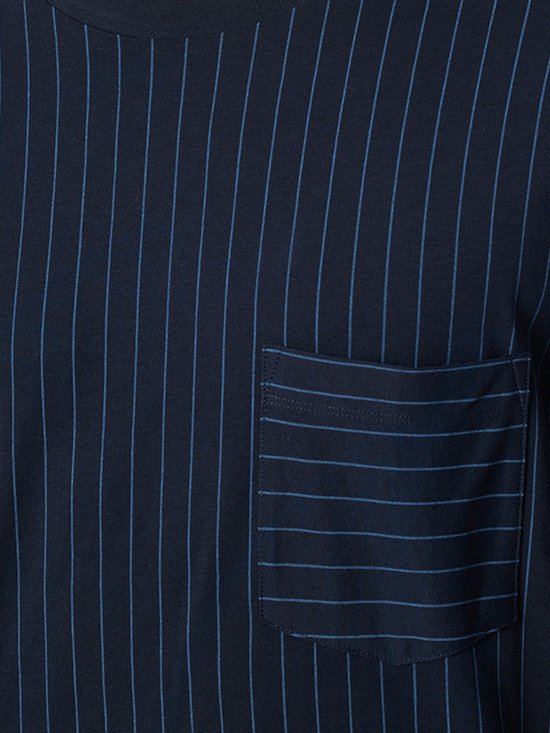 Close-up van een donkerblauw gestreept T-shirt met borstzakje met horizontale strepen.