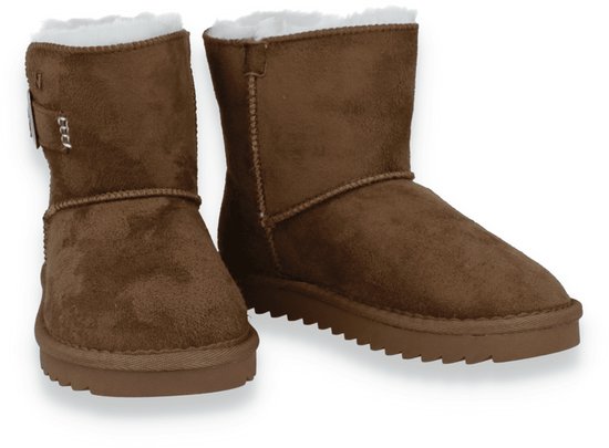 Paar bruine Wrangler-enkelboots met witte voering en gespdetail op de zijkant.