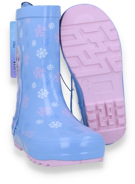 Lichtblauwe Frozen regenlaarzen met Elsa-print en roze sneeuwvlokken, voorzien van een roze profielzool.