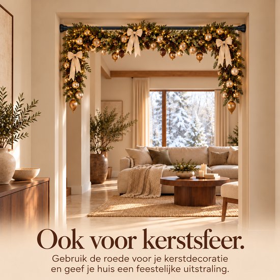 Kerstversiering aan een roede in een doorgang naar een woonkamer. Tekst: Ook voor kerstsfeer.