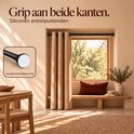 Gordijnroede met siliconen antislip uiteinden voor wandmontage. Tekst: Grip aan beide kanten. Laat geen beschadiging achter.